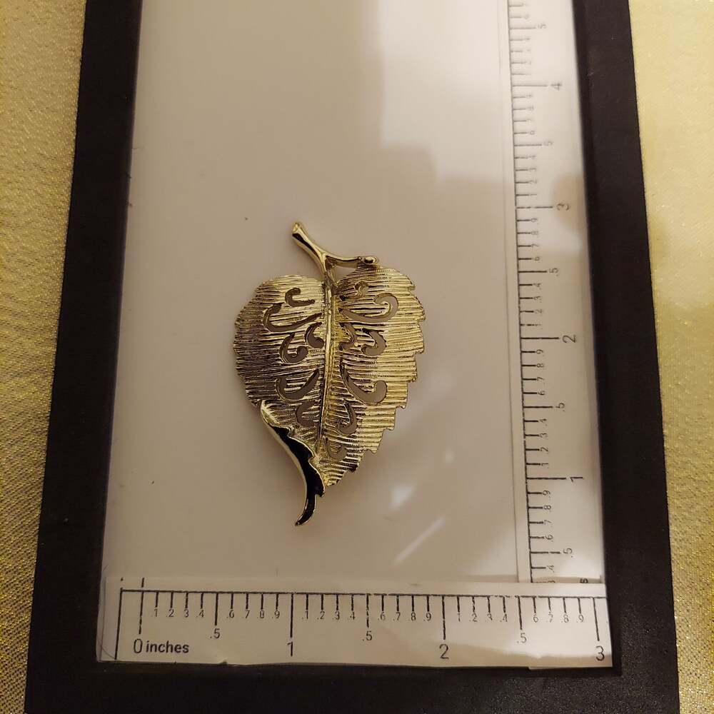 Gerry's Silver Tone Leaf Brooch Pin